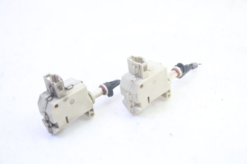 photo de MOTEUR OUVERTURE COFFRE PIAGGIO MP3 LT 400 (2007 - 2012) - Gros plan technique