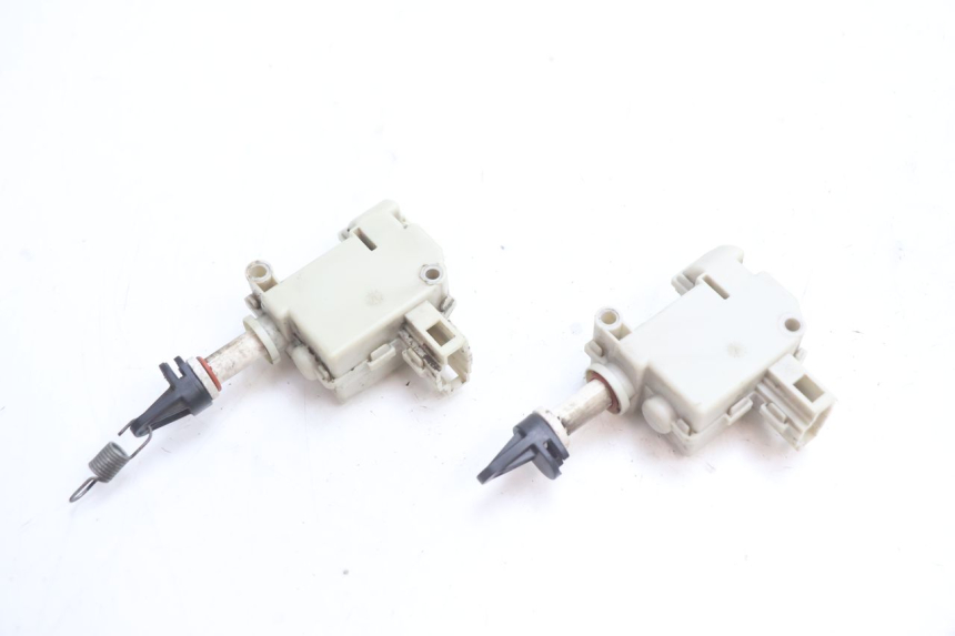photo de MOTEUR OUVERTURE COFFRE PIAGGIO MP3 LT 300 (2010 - 2016) - Gros plan technique