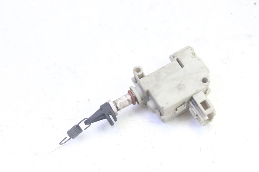 photo de MOTEUR OUVERTURE COFFRE PIAGGIO MP3 RL 250 (2006 - 2010) - Gros plan technique