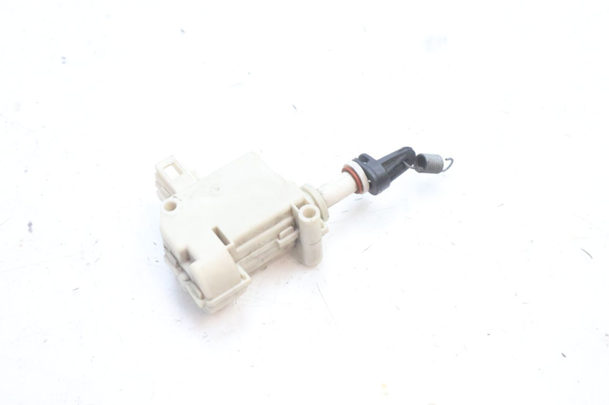 photo de MOTEUR OUVERTURE COFFRE PIAGGIO MP3 500 (2016 - 2018) - Gros plan technique