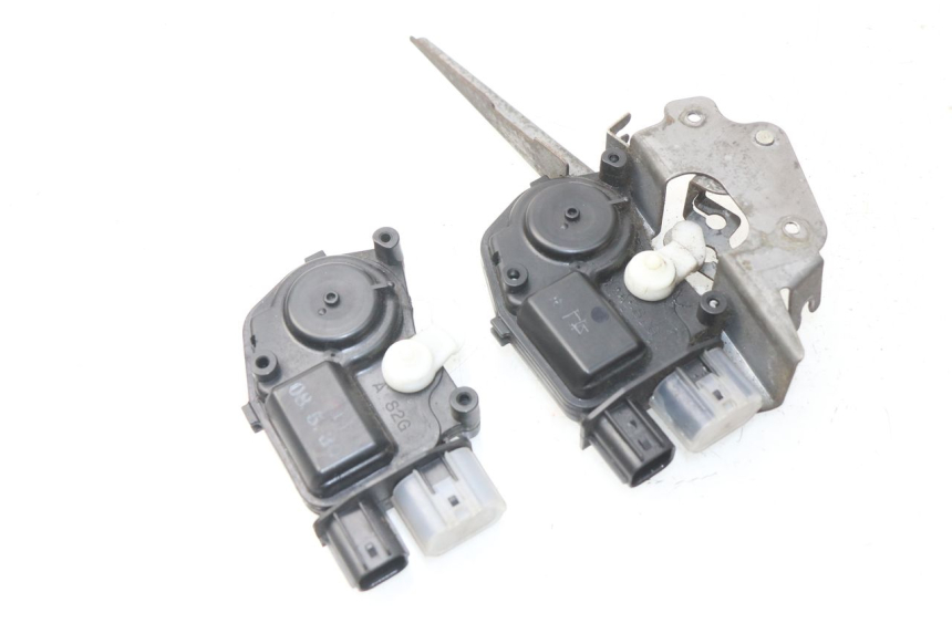 photo de MOTEUR OUVERTURE COFFRE HONDA NSS EX FORZA 250 (2005 - 2013) - Autre angle de vue