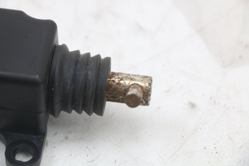 photo de MOTEUR OUVERTURE COFFRE PEUGEOT BELVILLE 125 (2017 - 2021) - Autre angle de vue