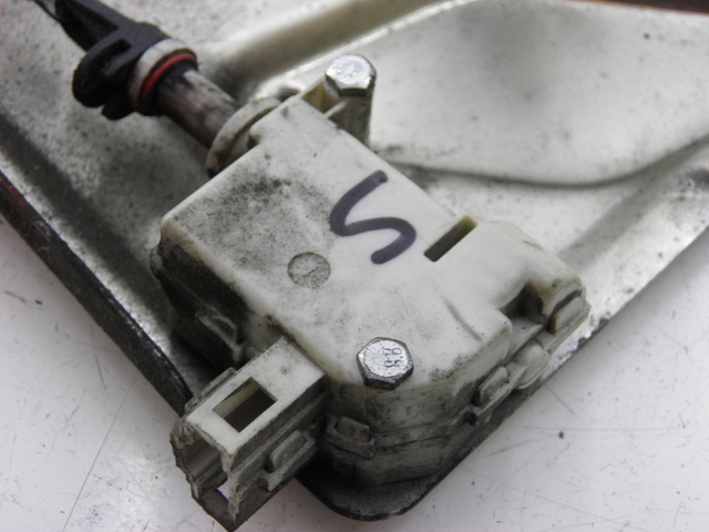 photo de MOTEUR OUVERTURE COFFRE PIAGGIO MP3 RL 125 (2006 - 2014) - Autre angle de vue