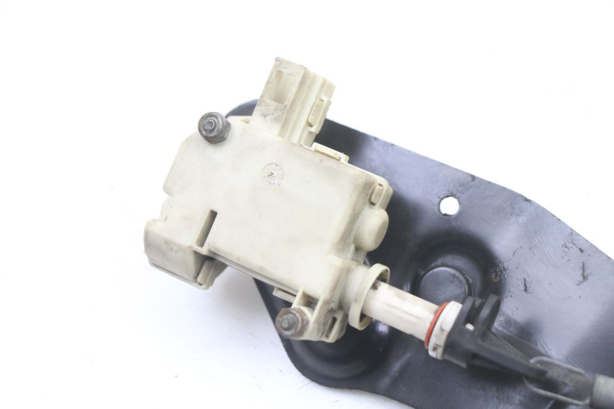 photo de MOTEUR OUVERTURE COFFRE PIAGGIO VESPA GRANTURISMO 125 (2003 - 2007) - Détail de la pièce