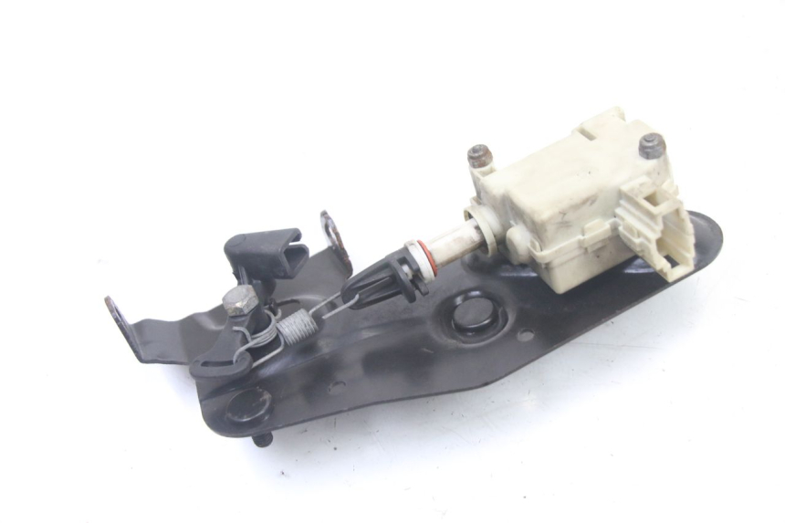 photo de MOTEUR OUVERTURE COFFRE PIAGGIO VESPA GRANTURISMO 125 (2003 - 2007) - Autre angle de vue