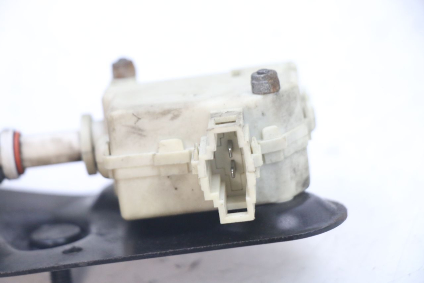 photo de MOTEUR OUVERTURE COFFRE PIAGGIO VESPA GRANTURISMO 125 (2003 - 2007) - Gros plan technique