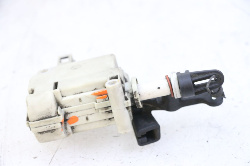 photo de MOTEUR OUVERTURE COFFRE PIAGGIO VESPA GRANTURISMO 200 (2004 - 2005) - Zoom état d’usage