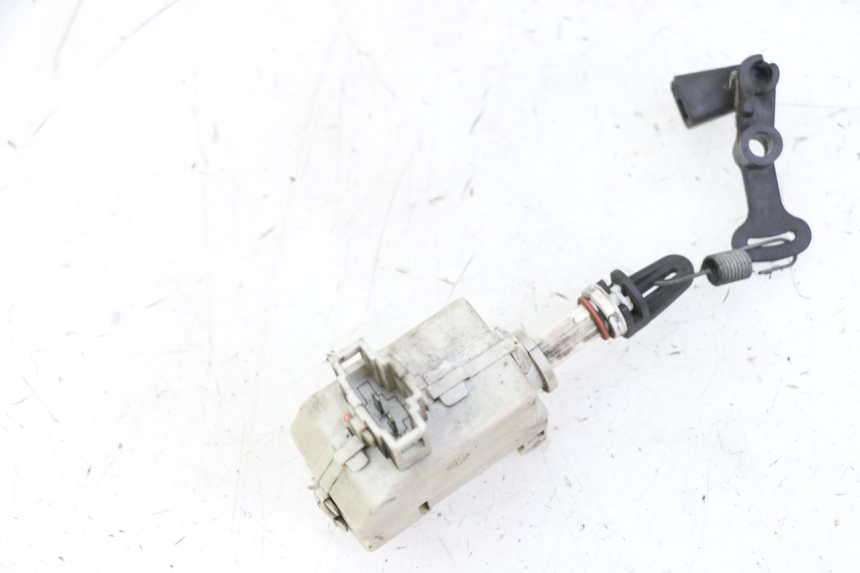 photo de MOTEUR OUVERTURE COFFRE PIAGGIO VESPA GRANTURISMO 200 (2004 - 2005) - Autre angle de vue