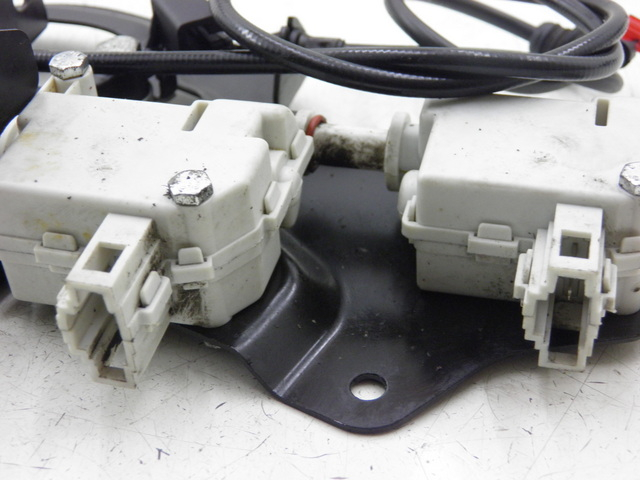 photo de MOTEUR OUVERTURE COFFRE PIAGGIO XEVO - X EVO 125 (2010 - 2015) - Autre angle de vue