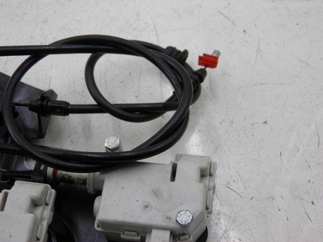 photo de MOTEUR OUVERTURE COFFRE PIAGGIO XEVO - X EVO 125 (2010 - 2015) - Gros plan technique