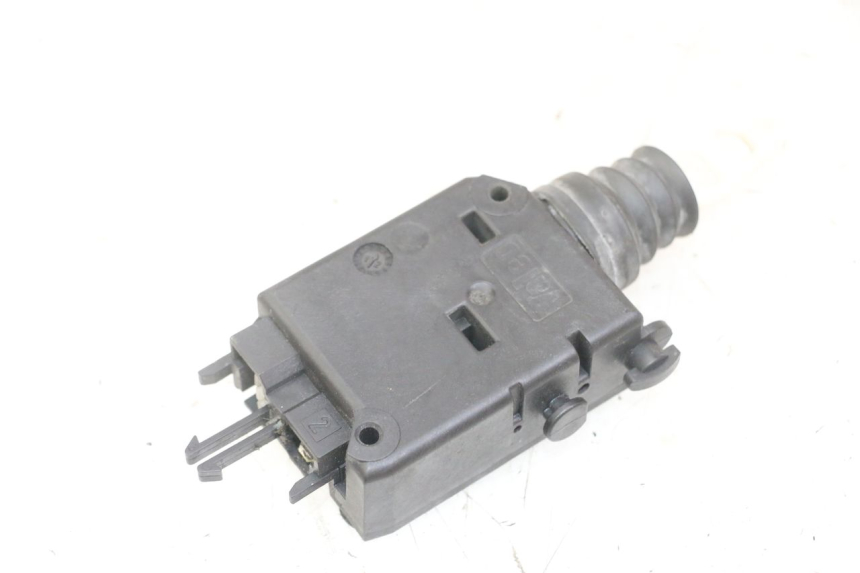 photo de MOTEUR OUVERTURE COFFRE PEUGEOT SATELIS 125 (2013 - 2018) - Gros plan technique