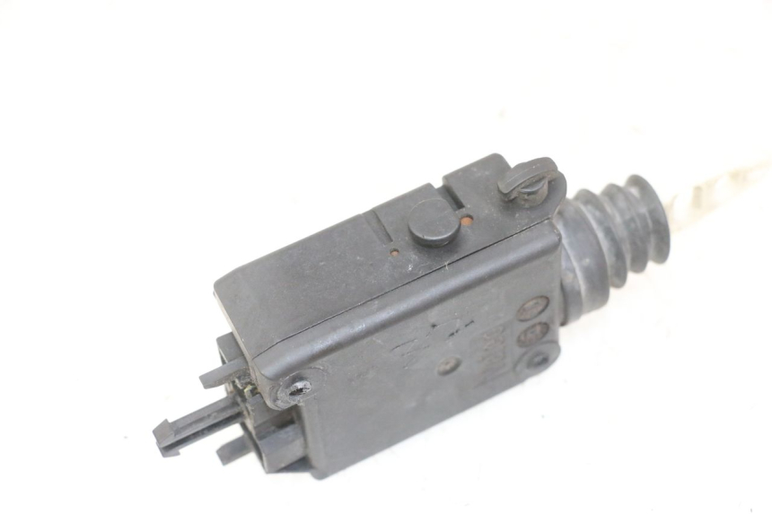 photo de MOTEUR OUVERTURE COFFRE PEUGEOT SATELIS 125 (2013 - 2018) - Vue d’ensemble