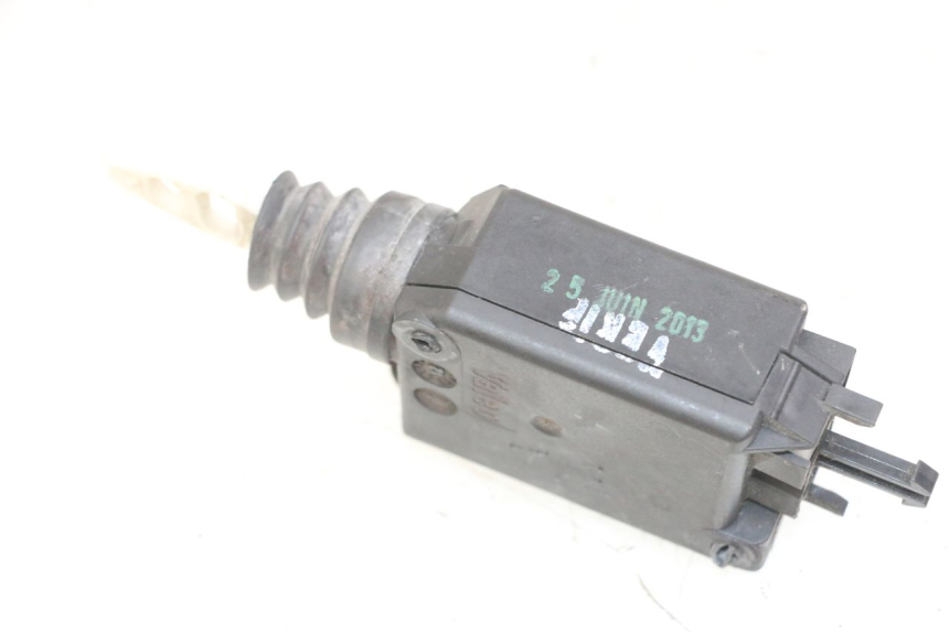 photo de MOTEUR OUVERTURE COFFRE PEUGEOT SATELIS 125 (2013 - 2018) - Points de fixation