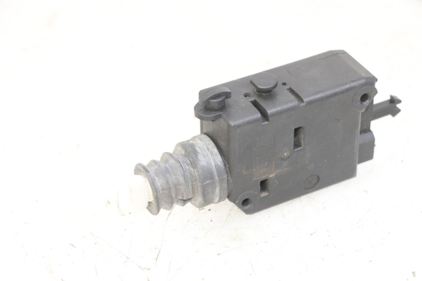 photo de MOTEUR OUVERTURE COFFRE PEUGEOT SATELIS 125 (2013 - 2018) - Gros plan technique