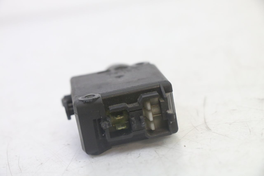 photo de MOTEUR OUVERTURE COFFRE PEUGEOT SATELIS 125 (2010 - 2012) - Autre angle de vue