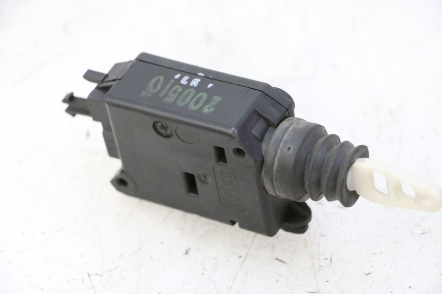 photo de MOTEUR OUVERTURE COFFRE PEUGEOT SATELIS 125 (2006 - 2009) - Gros plan technique