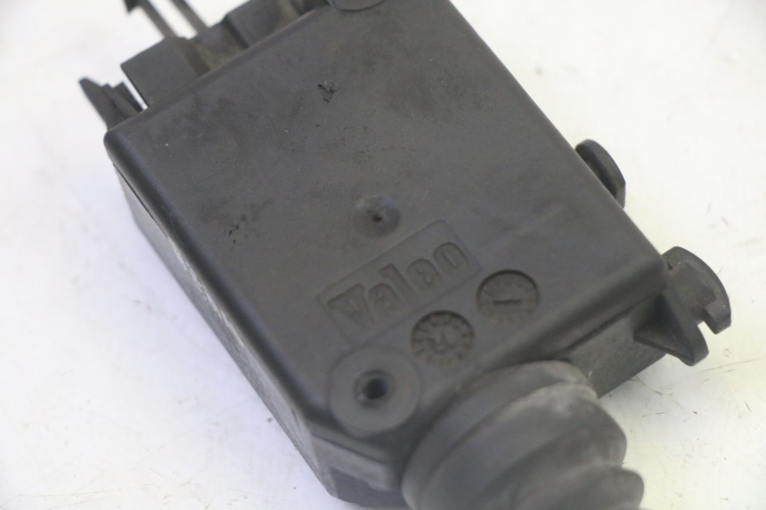 photo de MOTEUR OUVERTURE COFFRE PEUGEOT SATELIS 125 (2013 - 2018) - Autre angle de vue