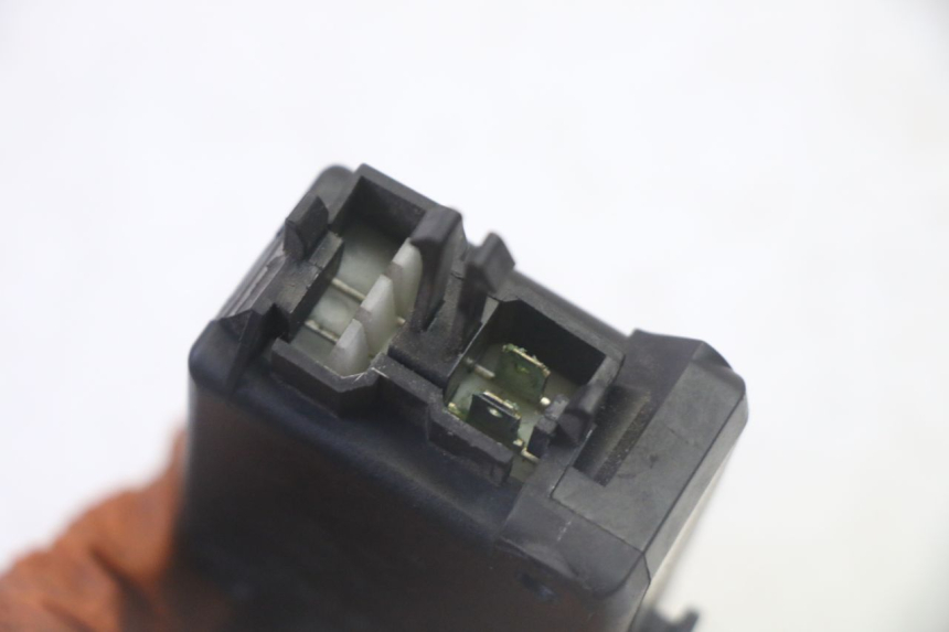 photo de MOTEUR OUVERTURE COFFRE PEUGEOT SATELIS 125 (2013 - 2018) - Gros plan technique