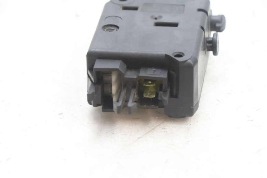 photo de MOTEUR OUVERTURE COFFRE PEUGEOT SATELIS 125 (2006 - 2009) - Autre angle de vue