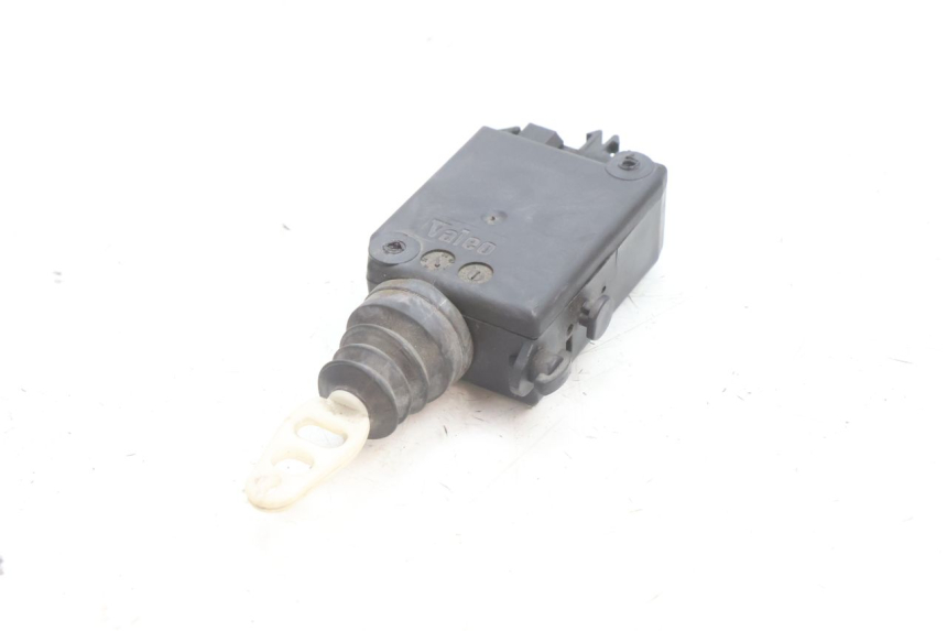 photo de MOTEUR OUVERTURE COFFRE PEUGEOT SATELIS 125 (2006 - 2009) - Gros plan technique
