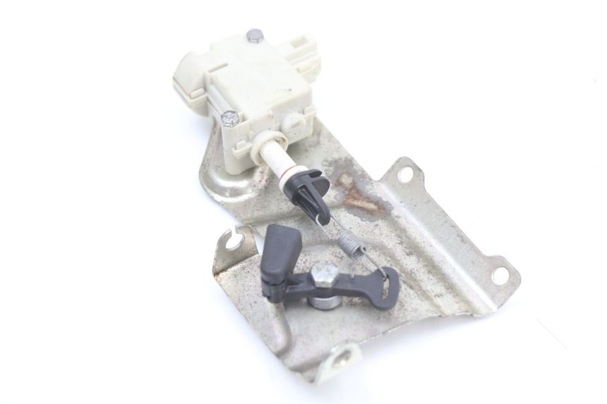 photo de MOTEUR OUVERTURE COFFRE PIAGGIO X10 125 (2012 - 2017) - Gros plan technique