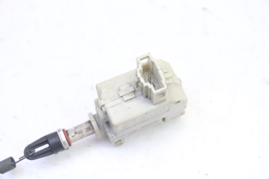 photo de MOTEUR OUVERTURE COFFRE PIAGGIO X9 EVOLUTION 125 (2003 - 2007) - Détail de la pièce