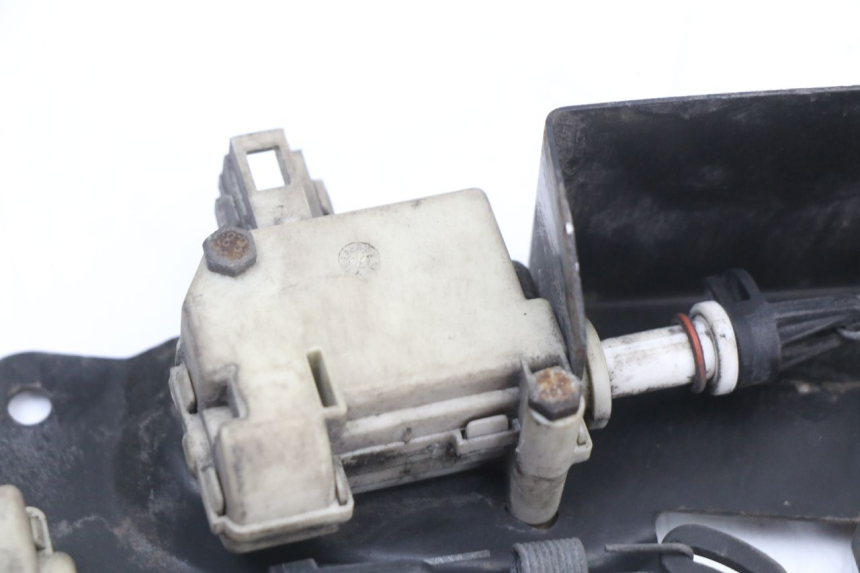 photo de MOTEUR OUVERTURE COFFRE PIAGGIO XEVO - X EVO 125 (2007 - 2017) - Gros plan technique