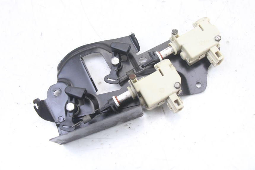 photo de MOTEUR OUVERTURE COFFRE PIAGGIO XEVO - X EVO 125 (2007 - 2017) - Autre angle de vue