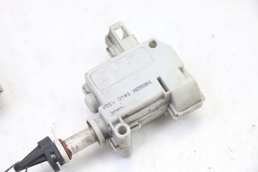 photo de MOTEUR OUVERTURE COFFRE PIAGGIO XEVO - X EVO 125 (2007 - 2017) - Zoom état d’usage