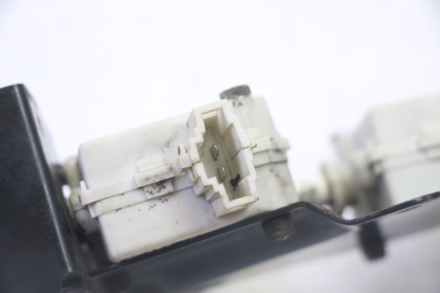 photo de MOTEUR OUVERTURE COFFRE PIAGGIO XEVO - X EVO 125 (2007 - 2017) - Gros plan technique