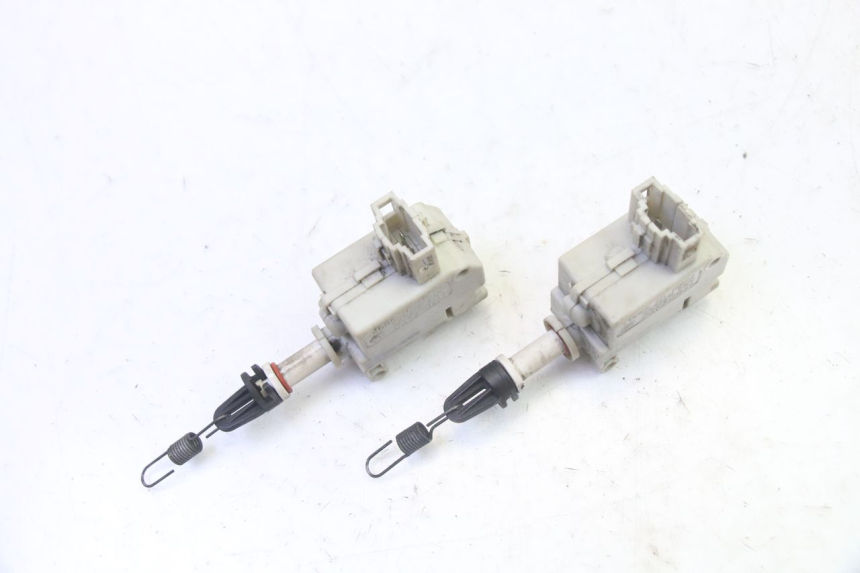 photo de MOTEUR OUVERTURE COFFRE PIAGGIO XEVO - X EVO 125 (2007 - 2017) - Détail de la pièce