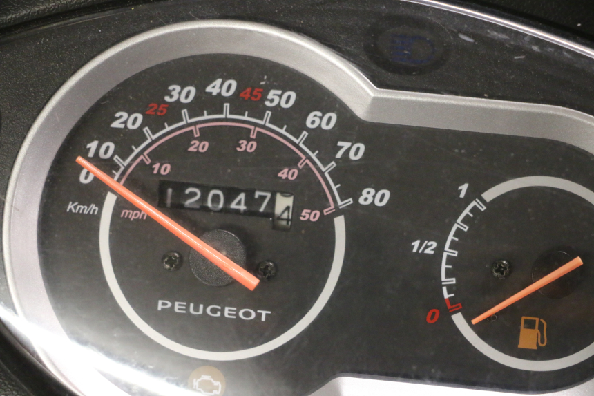 photo de MOTEUR PEUGEOT TWEET PRO EFI 4T 50 (2021 - 2022) - Autre angle de vue