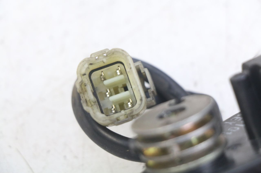 photo de VALVE D'ÉCHAPPEMENT DU MOTEUR HONDA FES PANTHEON 2T 125 (1998 - 2002) - Gros plan technique