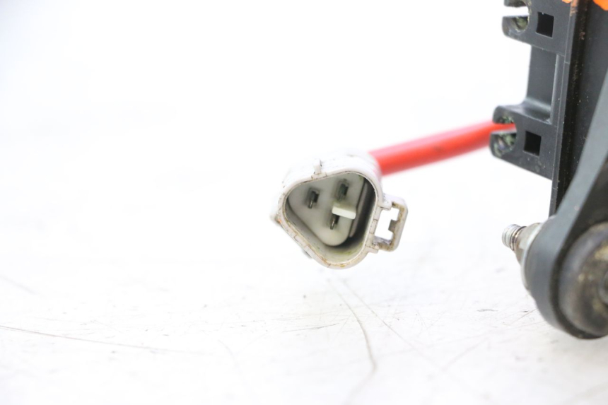 photo de MOTEUR VALVE ECHAPPEMENT YAMAHA WAVE RUNNER GP R 1200 (2000 - 2003) - Autre angle de vue