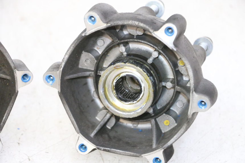 photo de MOYEU ROUE AVANT PIAGGIO MP3 HPE 310 (2024 - 2025) - Points de fixation