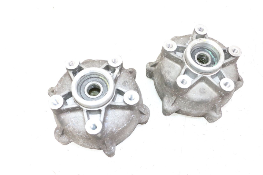 photo de MOYEU ROUE AVANT PIAGGIO MP3 500 (2014 - 2017) - Gros plan technique