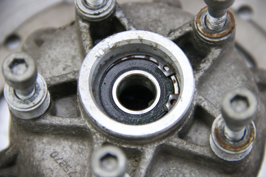 photo de MOYEU ROUE AVANT PIAGGIO VESPA GRANTURISMO 125 (2003 - 2007) - Détail de la pièce