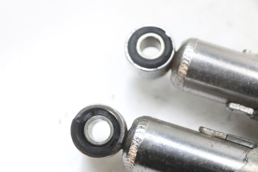 photo de PAIRE AMORTISSEUR ARRIERE SUZUKI GSX E 250 (1982 - 1983) - Gros plan technique