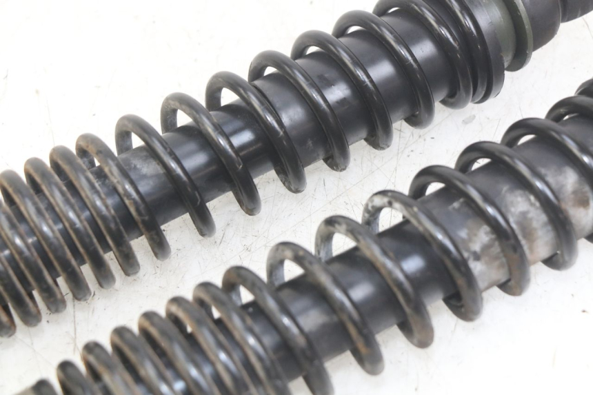 photo de PAIRE AMORTISSEUR ARRIERE PIAGGIO VESPA GRANTURISMO 125 (2003 - 2007) - Gros plan technique