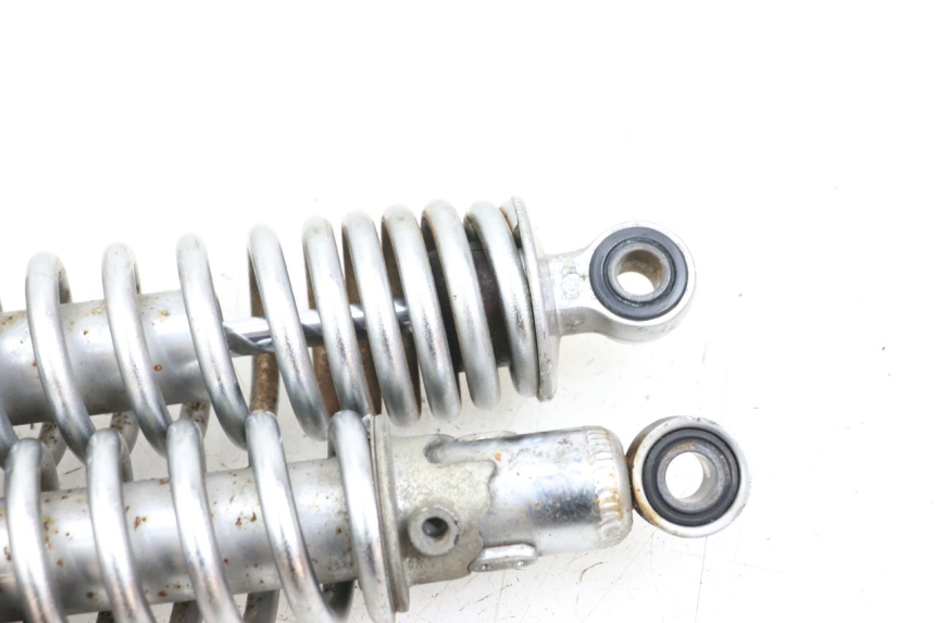 photo de PAIRE AMORTISSEUR ARRIERE SUZUKI VL INTRUDER 125 (2004 - 2007) - Gros plan technique