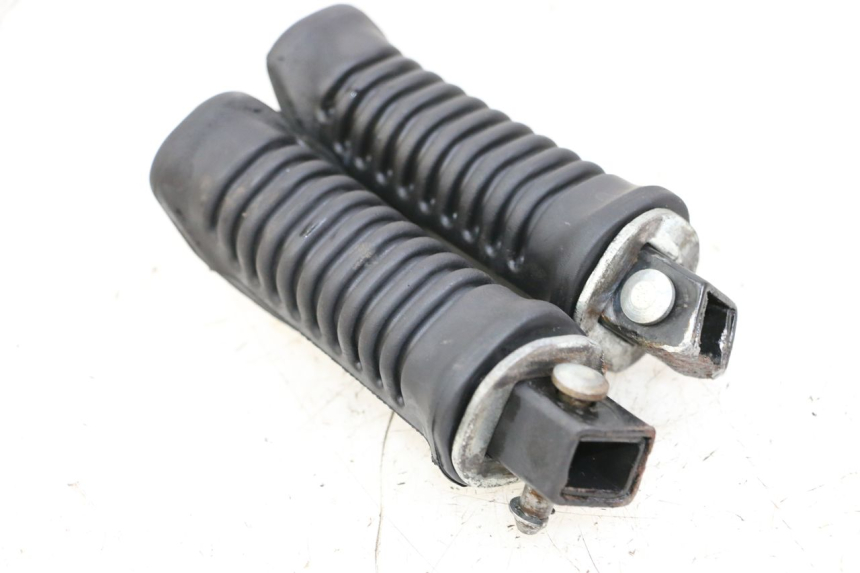 photo de PAIRE CALE PIED ARRIERE SUZUKI ADDRESS 110 (2015 - 2020) - Gros plan technique