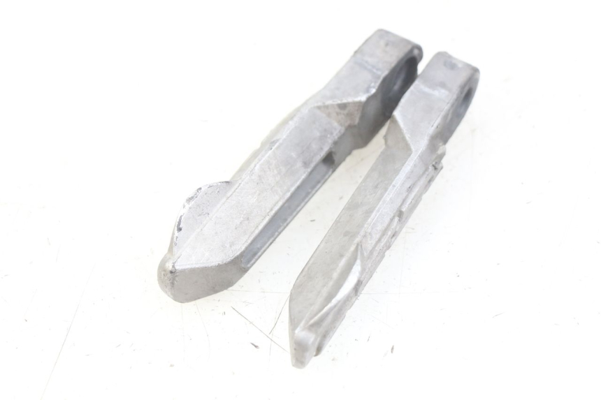 photo de PAIRE CALE PIED ARRIERE KYMCO AGILITY 16+ 4T 50 (2018 - 2023) - Détail de la pièce