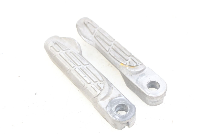 photo de PAIRE CALE PIED ARRIERE KYMCO AGILITY 16+ 4T 50 (2018 - 2023) - Gros plan technique