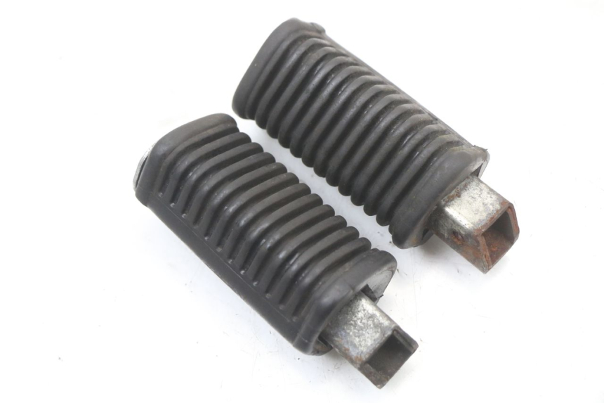 photo de PAIRE CALE PIED ARRIERE HYOSUNG GV AQUILA 125 (2000 - 2009) - Détail de la pièce