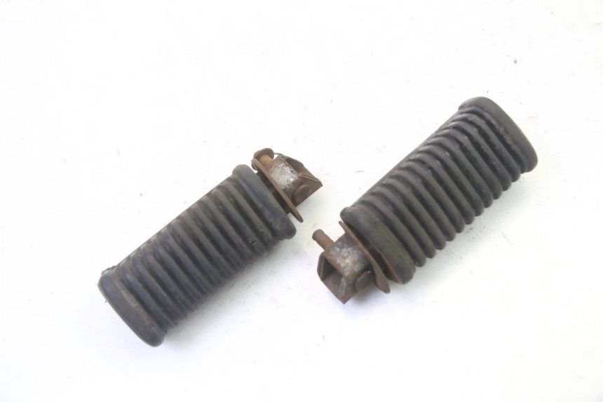 photo de PAIRE CALE PIED ARRIERE HYOSUNG GV AQUILA 125 (2000 - 2009) - Vue principale