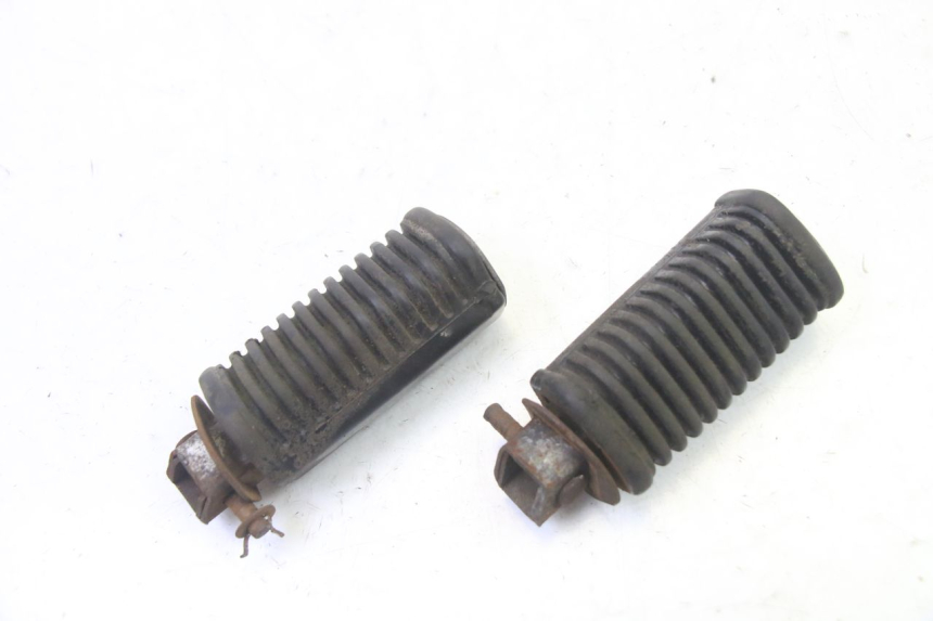 photo de PAIRE CALE PIED ARRIERE HYOSUNG GV AQUILA 125 (2000 - 2009) - Zoom état d’usage