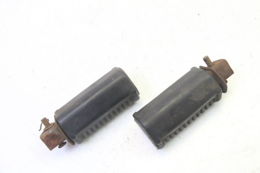 photo de PAIRE CALE PIED ARRIERE HYOSUNG GV AQUILA 125 (2000 - 2009) - Autre angle de vue