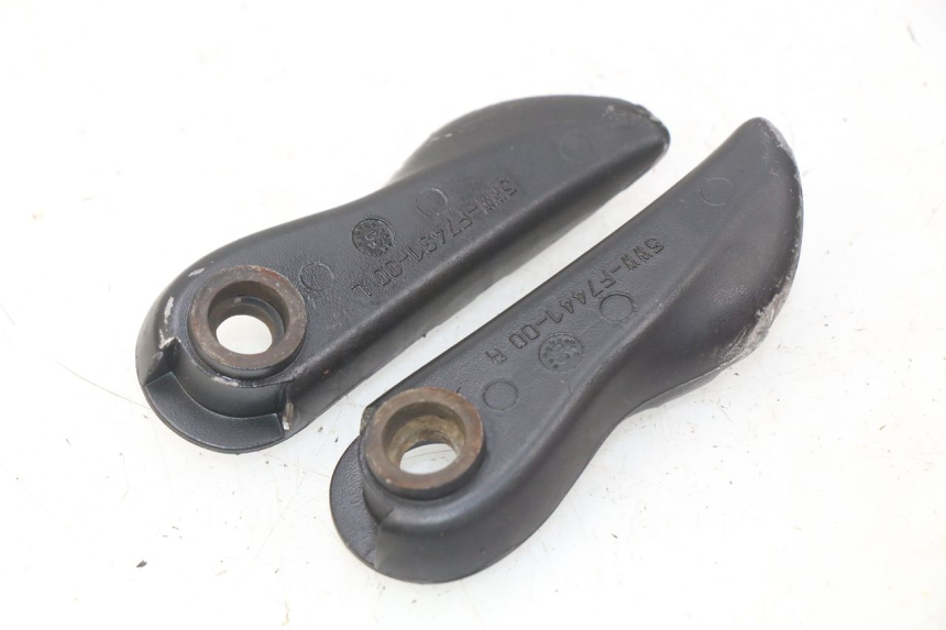 photo de PAIRE CALE PIED ARRIERE MBK BOOSTER SPIRIT NAKED 50 (2004 - 2017) - Détail de la pièce