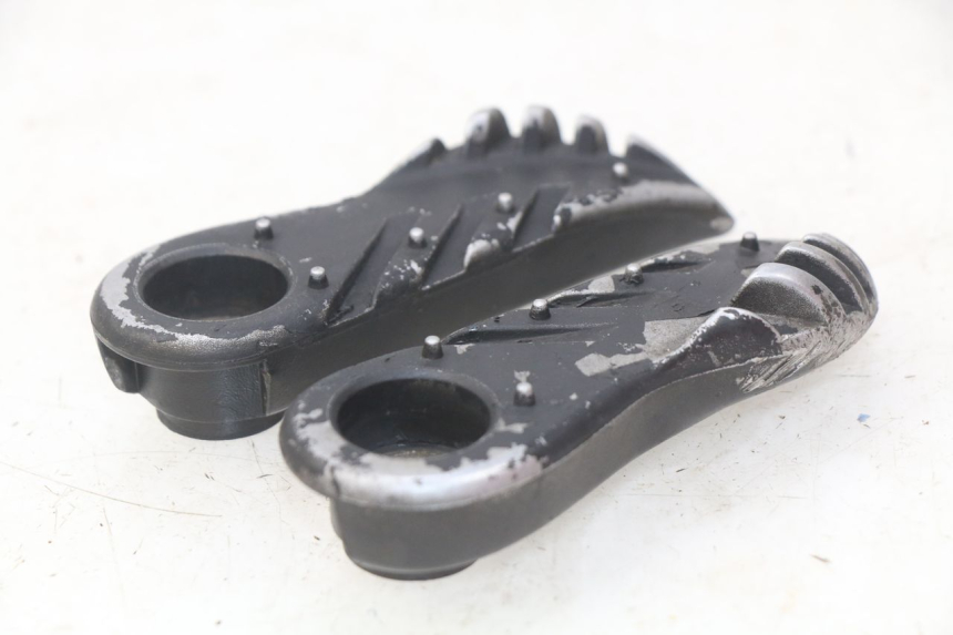 photo de PAIRE CALE PIED ARRIERE MBK BOOSTER SPIRIT NAKED 50 (2004 - 2017) - Gros plan technique