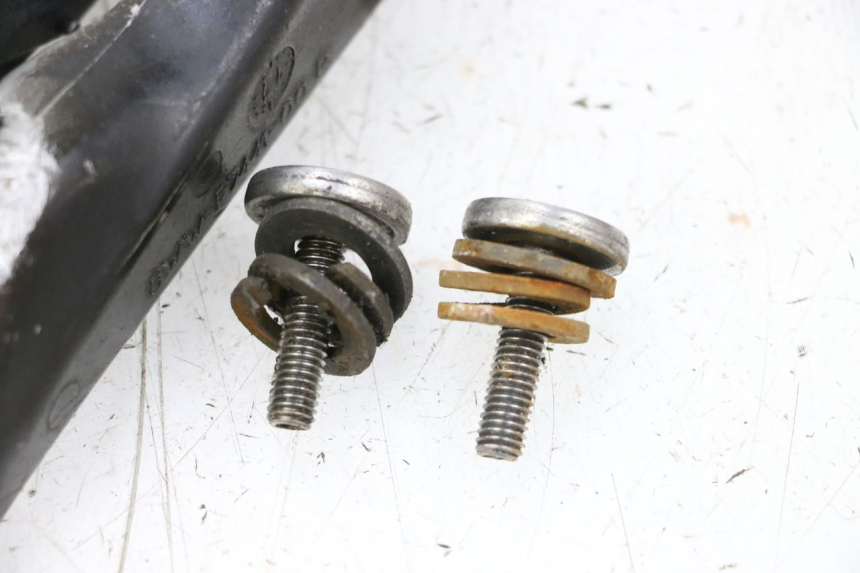 photo de PAIRE CALE PIED ARRIERE MBK BOOSTER SPIRIT NAKED 50 (2004 - 2017) - Détail de la pièce